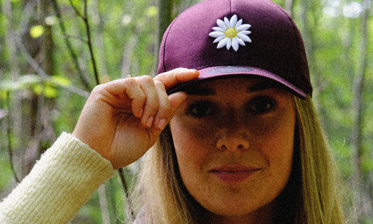 Daisy-embroidered cap